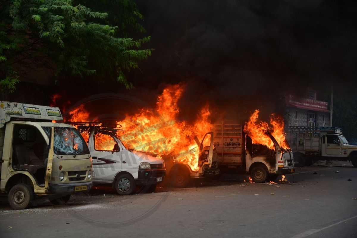 Udaipur violence: उदयपुर में हिंसा, कारें जलाई…बाजार बंद, Photos में देखें दिनभर
के हालात