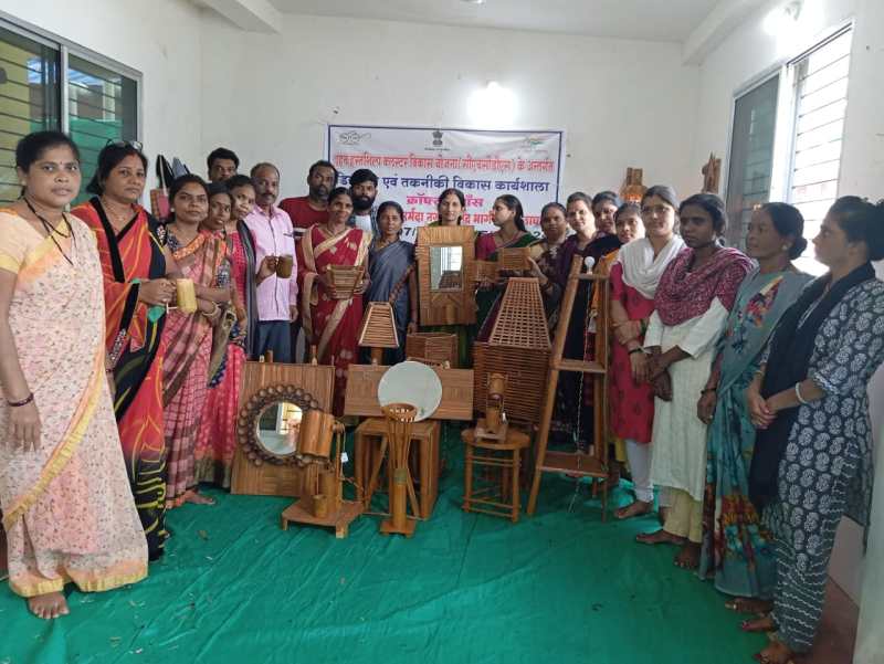 बांस पर कारीगरी कर सनातन संस्कृति को सहेज रही जिले की महिलाएं