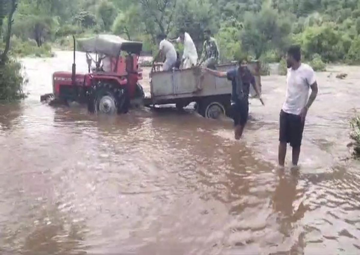 अलवर न्यूज: सूकड़ी नदी के तेज बहाव में उतार दी ट्रैक्टर-ट्राॅली, जान बचाने के लिए कूदने लगे लोग