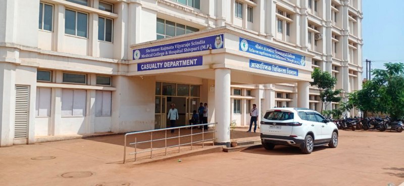 मेडिकल कॉलेज में लिफ्ट खराब होने के कारण मरीज व अटेंडरों को परेशानी का सामना करना पड़ रहा है। मेडिकल कॉलेज की चौथी मंजिर पर श्वांस सहित अन्य रोगों के वार्ड होने से यहां तक सीढियों से पहुंचने में मरीजों की सांस फूल रही है और वे सीढिय़ों पर रुक-रुककर वार्ड तक पहुंच रहे हैं।