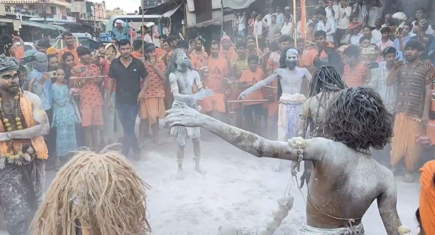 कावड़ यात्रा के साथ कलाकारों ने दिखाए करतब