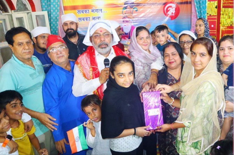 झूलेलाल चालीहा में मेहंदी हथेली पर सजाओ में प्राची प्रथम