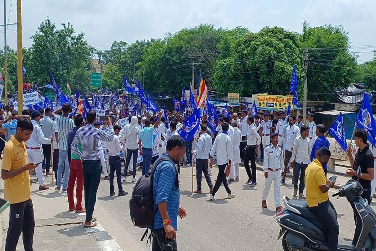 अलवर: भारत बंद के दौरान निकली रैली, बंद कराई दुकानें