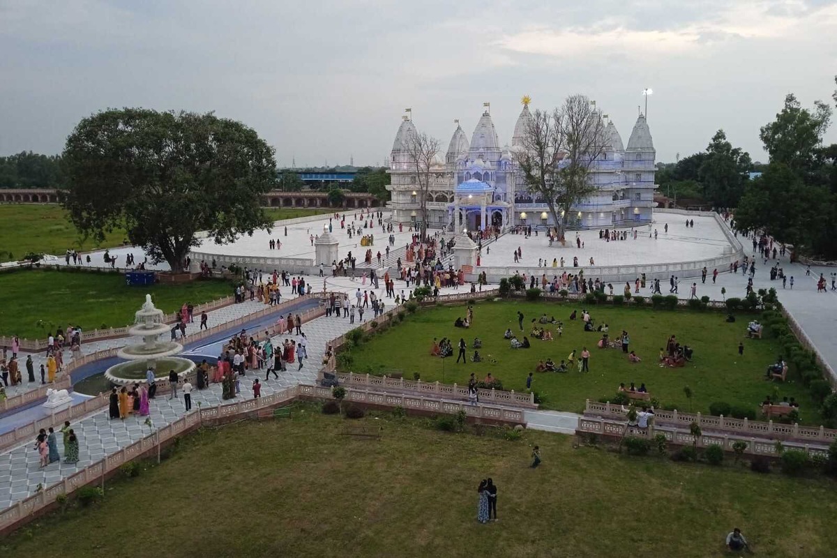 नवग्रह मंदिर की सुंदरता देखने पहुंचे लोग, देश का सबसे बड़ा मंदिर बनकर तैयार