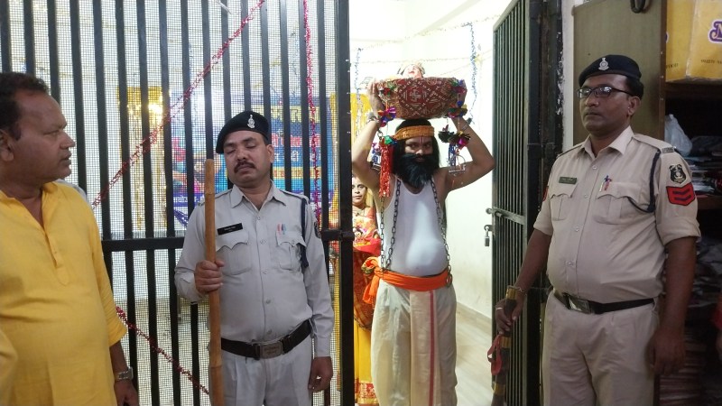 Shri Krishna Janmashtami : छत्तीसगढ़ की राजधानी रायपुर में 26 अगस्त को सिटी कोतवाली थाना के कारागार में भगवान श्रीकृष्ण का जन्म मनाया गया, जिसमें युवाओं ने विशेष उत्साह से भाग लिया। रात्रि 12 बजे, जब पहरेदार सो रहे थे, वासुदेव ने श्रीकृष्ण को टोकरी में रखकर सदर बाजार के गोपाल मंदिर में भक्तों को दर्शन देने के लिए यात्रा की।