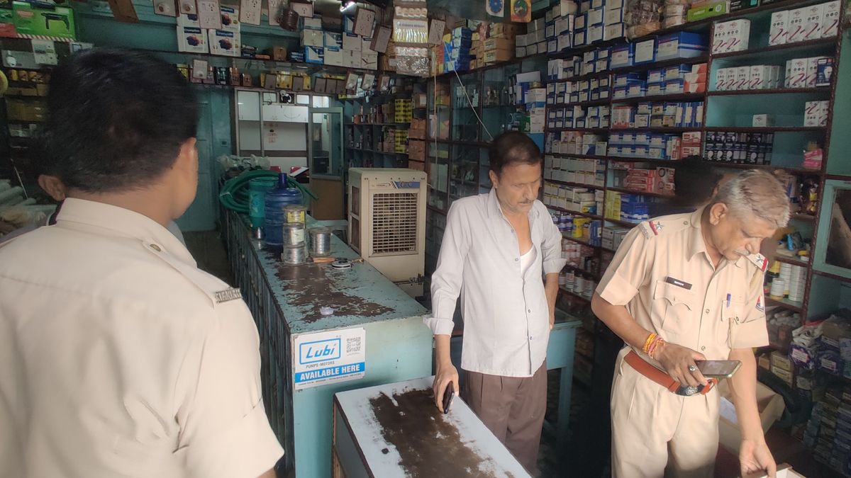 Watch Video: 2 मिनट में शटर तोड़कर ले गए नकदी, सीसीटीवी में वारदात रिकॉर्ड