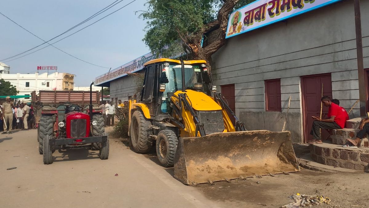 Watch Video: अस्थायी दुकानों से अवरुद्ध सड़क अतिक्रमण मुक्त