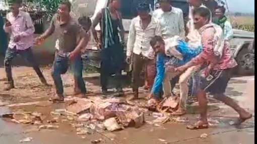 सडक़ पर शराब की बोतलें पटक कर तोड़ रहे