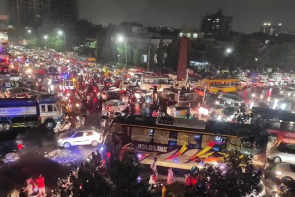 बारिश के बीच त्रिमूर्ति सर्किल पर वाहनों का लगा लंबा जाम