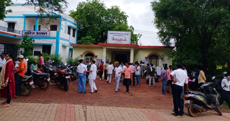 बीएसी-सीएसी की बुधवार को होने वाली काउंसलिंग शिक्षकों के विरोध के बाद स्थगित कर दी गई है। बुधवार को सुबह से ही शिक्षक काउंसलिंग के लिए जिला शिक्षा केन्द्र पर एकत्रित होने लगे थे, लेकिन काउंसलिंग कमेटी के एक फरमान पर शिक्षकों में आक्रोश व्याप्त हो गया और उन्होंने विरोध करना शुरू कर दिया।