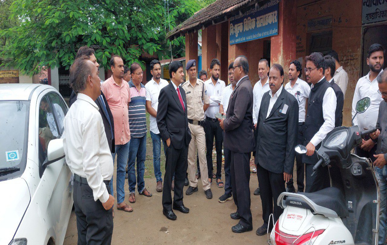 निरीक्षण कर जानकारी लेते जिला न्यायाधीश।