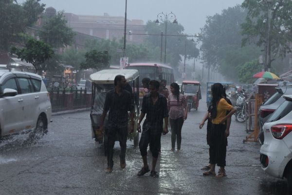 बारिश के बीच सड़कों पर भीगते युवक-युवतियां