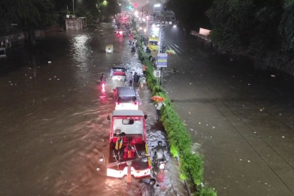 जलमग्न सड़को के बीच जाम में फंसे वाहन चालक