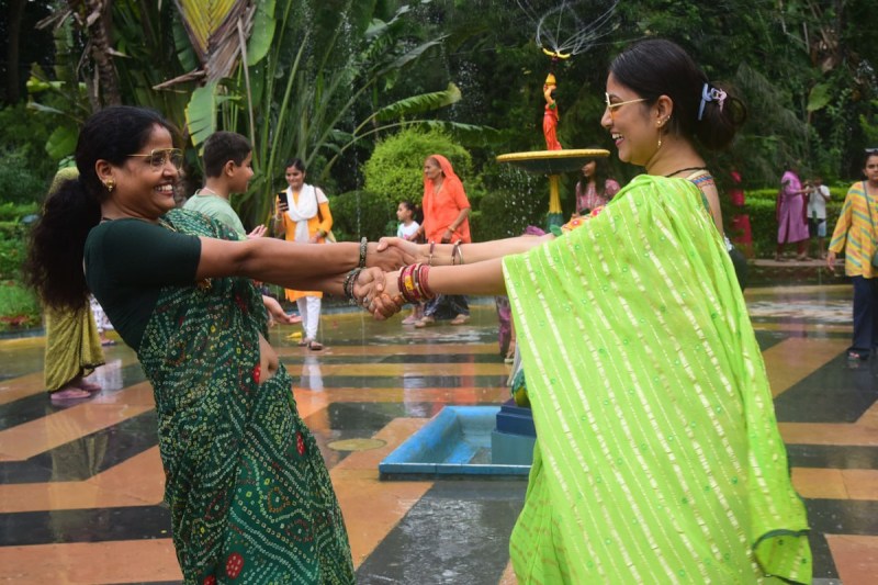 सुहाने मौसम ने बढ़ाई खुशी