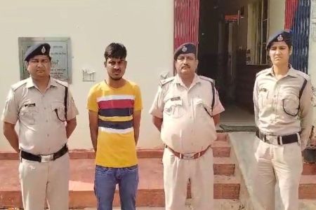 अवैध रूप से रेलवे की टिकट बेचने वाला गिरफ्तार Illegal railway ticket seller arrested