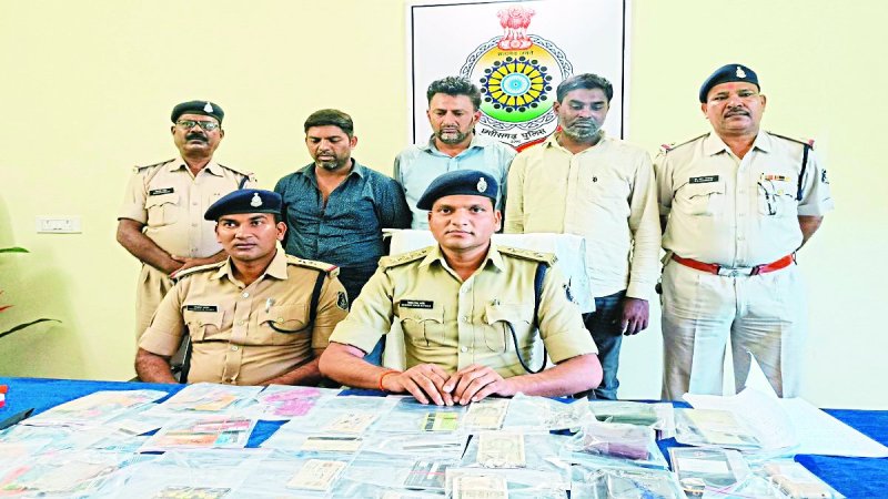 बालोद जिले में कुछ दिनों से मदद के बहाने एटीएम बदलकर ठगी करने वाला गिरोह सक्रिय था। लगातार शिकायत के बाद पुलिस ने मुखबिर की सूचना पर पुरूर बस स्टैंड से तीन ठगों को गिरफ्तार कर लिया है।