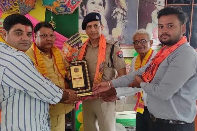 Agra Jailer: तिहाड़ के बाद अब आगरा के जेलर की चर्चा, हिस्ट्रीशीटर ने कराई किरकिरी, डीआईजी ने मांगी रिपोर्ट