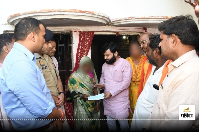 Ayodhya DM and SSP BJP MLA Amit Singh Chauhan meet family of victim and provided financial rupees 5 lakh check