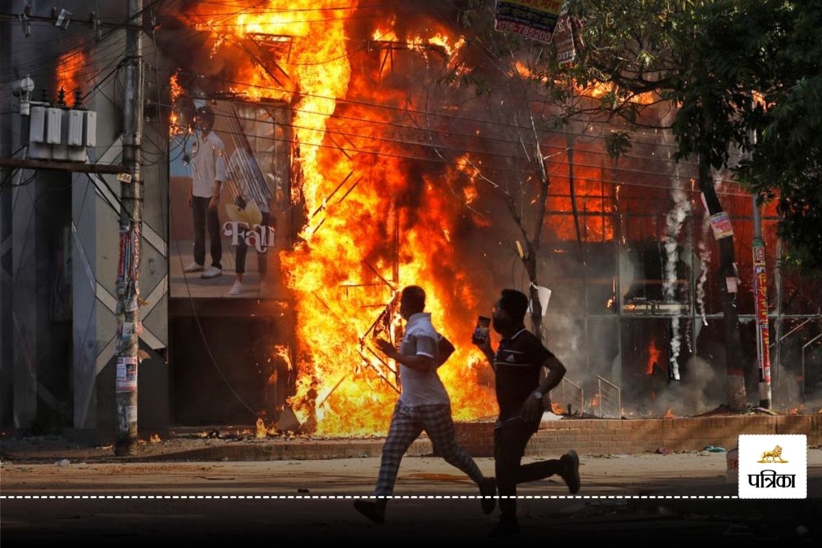 Bangladesh: बांग्लादेश में फिर भड़की हिंसा, अब युनूस सरकार के खिलाफ उतरे हजारों
छात्रों, 40 गंभीर घायल 