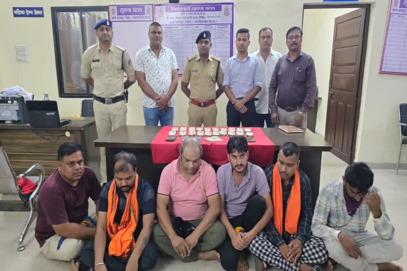 RAJNANDGAON NAGAR NIGAM COUNCILOR,राजनांदगांव नगर निगम पार्षद फरार,राजनांदगांव पार्षद के घर जुआ,GAMBLING AT RAJNANDGAON COUNCILLOR,GAMBLING AT RAJNANDGAON,GAMBLING AND BETTING PARTY AT THE COUNCILOR HOUSE IN RAJNANDGAON