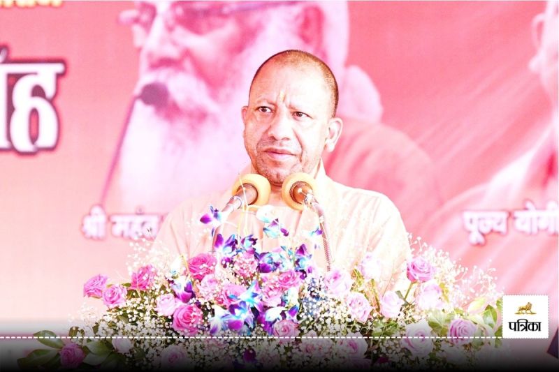 CM Yogi unveiled statue of Mahant Paramhans Ramchandra Das in Ayodhya