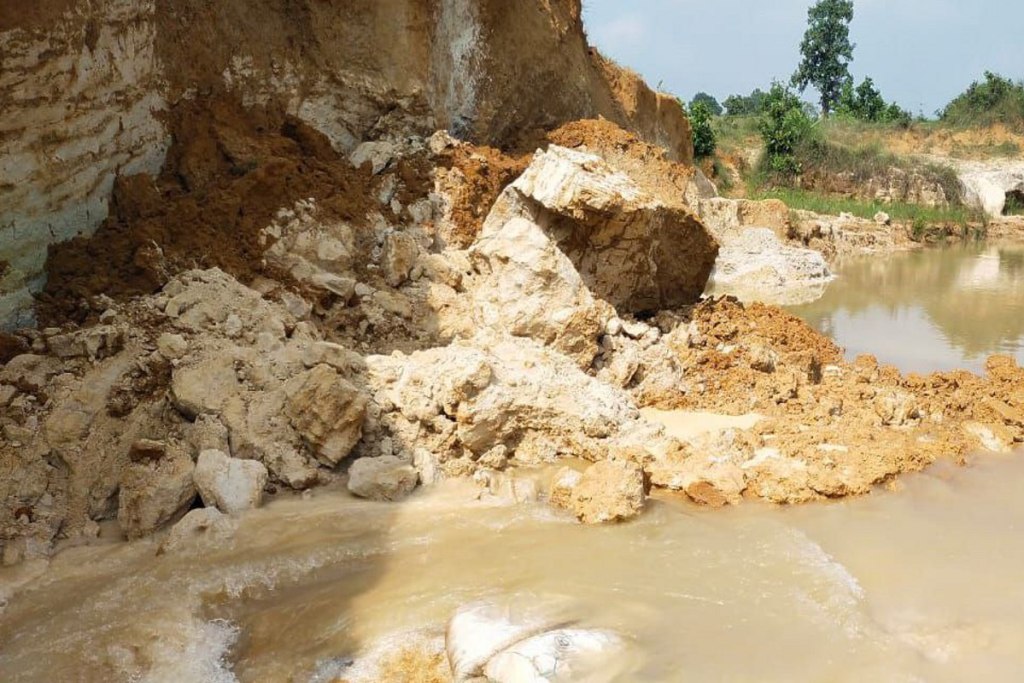 Illegal soil mines collapsed