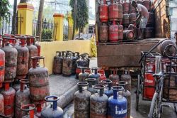 LPG Cylinder: दिवाली-छठ पर महंगाई की मार, गैस सिलेंडर महंगा हुआ, 4 महीनों में
156 रुपए की बढ़ोतरी - image