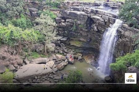 Water cascading down 70 feet captivating hearts magic Kanakaddar Lalitpur, 70 फीट ऊंचाई से गिरता जल, बांधता दिलों को: ललितपुर के कनकद्दर का जादू
