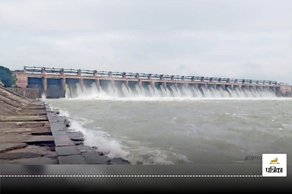 Jhansi on Flood Alert Matatila Dam Gates Opened Water Levels Rise, झांसी में बाढ़ का खतरा: माताटीला बांध के 20 गेट खोले, लाखों क्यूसेक पानी छोड़ा