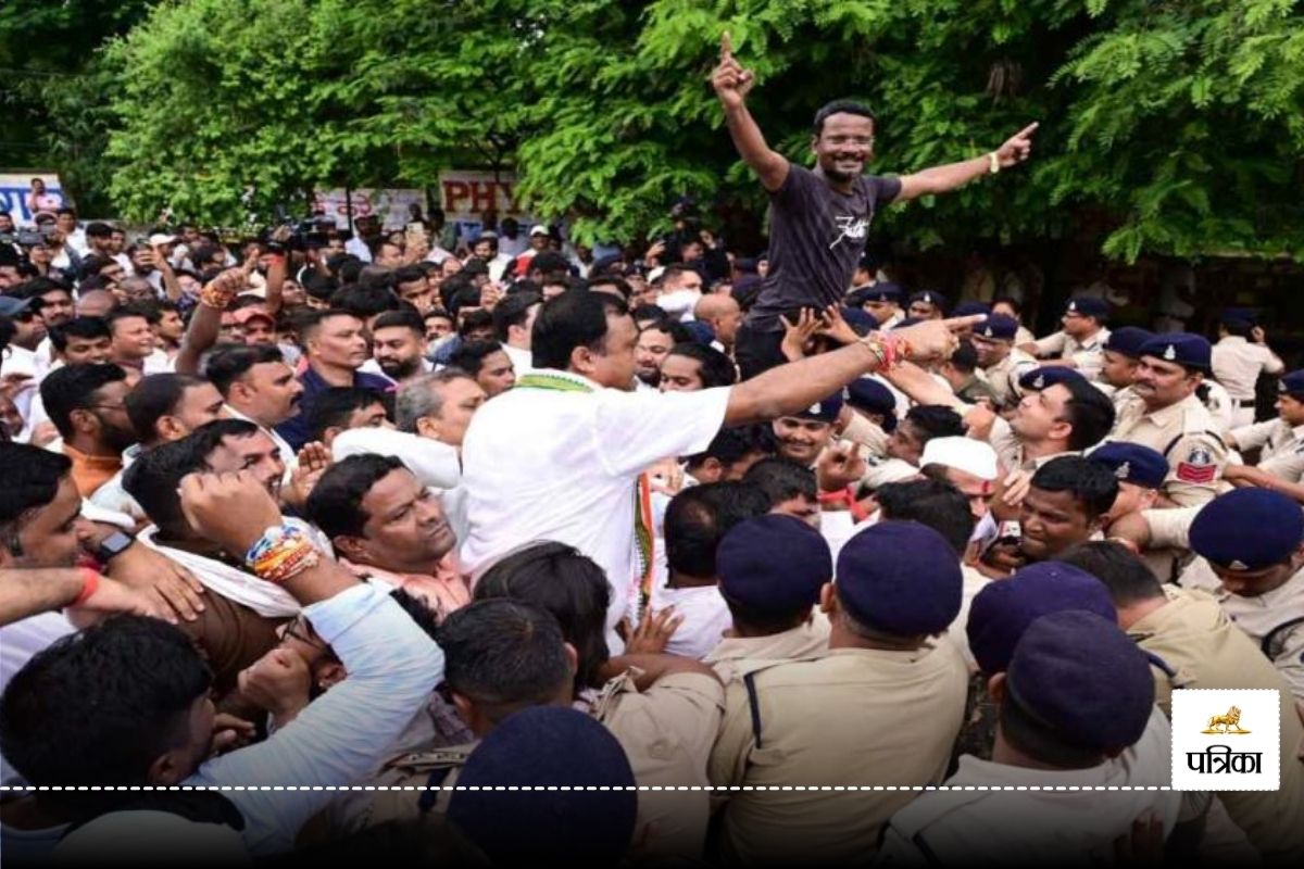 CG Hindenburg Report: ED दफ्तर जा रहे कांग्रेसी नेताओं की पुलिस से झूमाझटकी, कार्यकर्ताओं ने बघेल व बैज को कंधे में बिठाया फिर…देखें Video