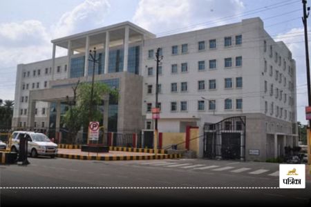 Jhansi Medical College New Pass System to Control Crowds in Wards, Jhansi Medical College: अब वार्डों में नहीं होगी भीड़, परिजनों के लिए पास सिस्टम लागू
