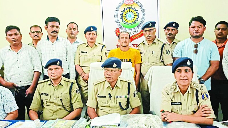 गुंडरदेही में चोरी के अलग-अलग मामले में चार आरोपियों को पुलिस ने गिरफ्तार किया है। ये आरोपी अपना शौक पूरा करने व अधिक पैसे कमाने चोरी करते थे। उनके पास से से बड़ी मात्रा में सोने चांदी के जेवरात बरामद किए गए हैं।