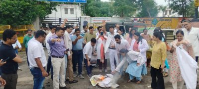चिकित्सकों ने किया प्रदर्शन, खून से सनी एप्रीन जलाई