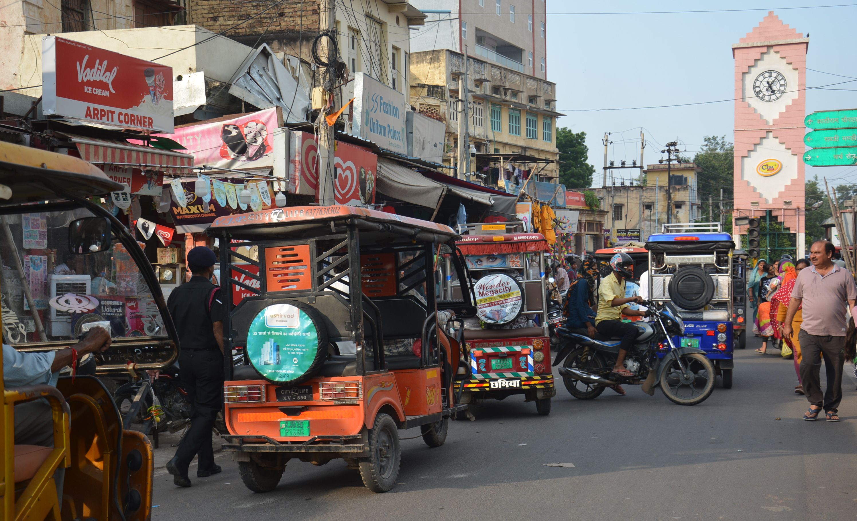 अलवर में ई-रिक्शा बे-काबू’, जाम का बन रहे कारण, देखे तस्वीरें