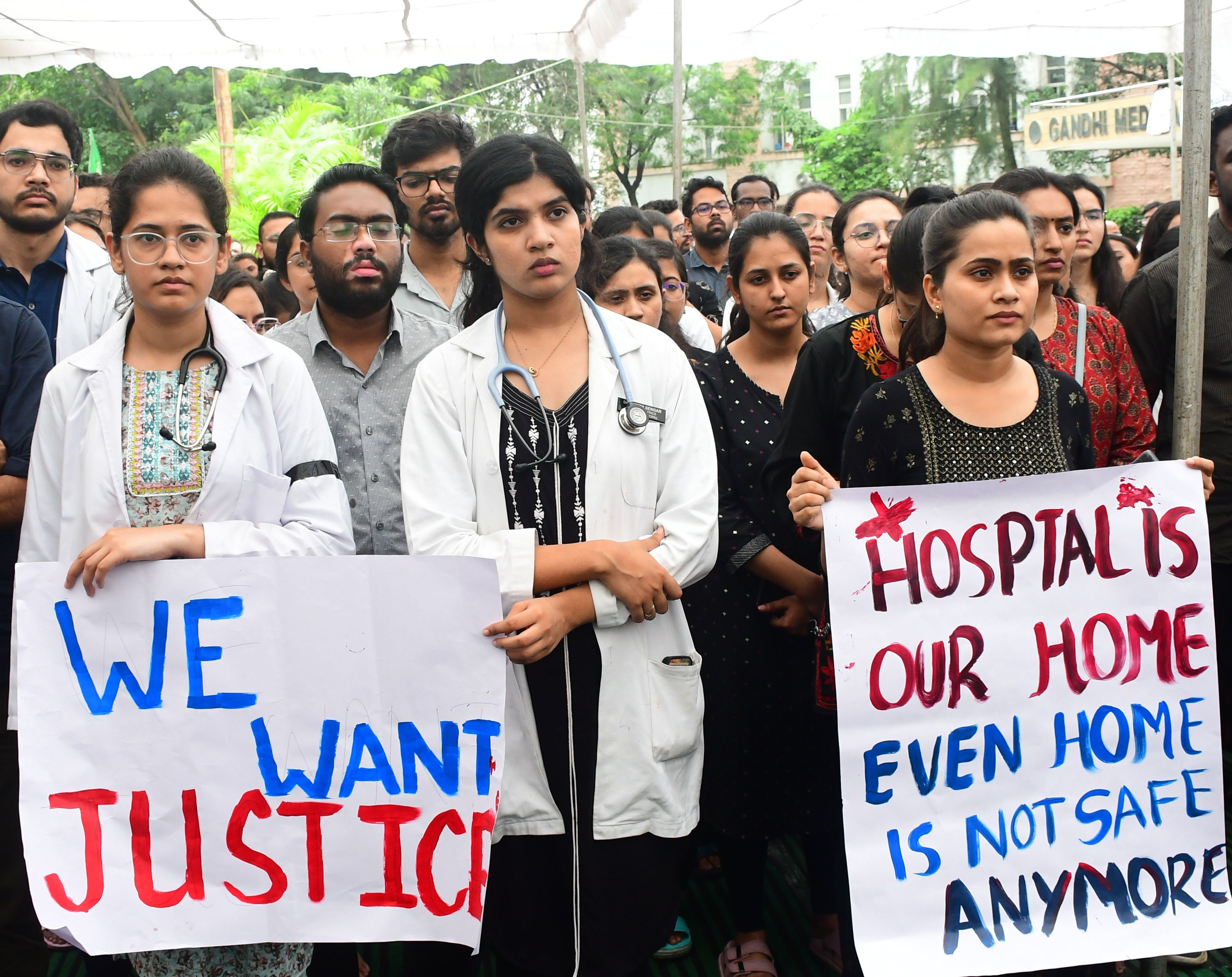 भोपाल @पत्रिका कोलकाता में ट्रेनी डॉक्टर से रेप के बाद हत्या के विरोध में देशभर
में डॉक्टर्स का प्रदर्शन हो रहा है गांधी मेडिकल कॉलेज के जूनियर सीनियर्स
डॉक्टर्स ने भी हड़ताल पर बैठे गांधी मेडिकल कॉलेज