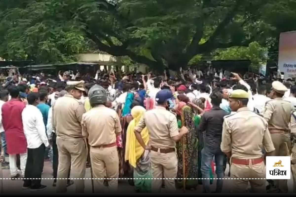 Dalit youth shot dead in Rae Bareli arrest of the accused villagers Protest