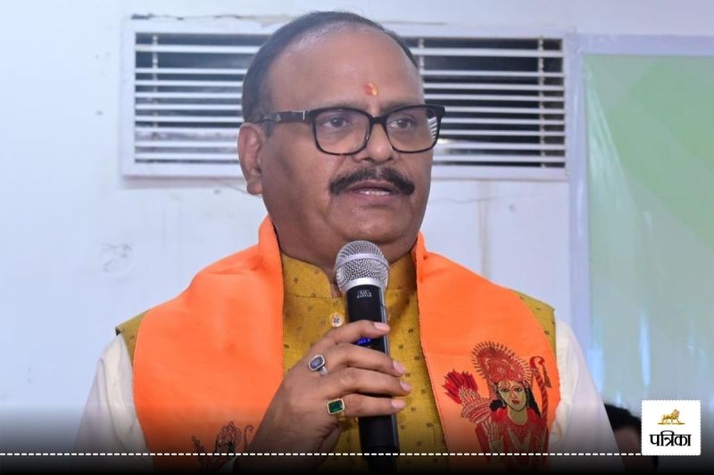 Deputy CM Brajesh Pathak flagged off two ambulances based on advanced technology for devotees