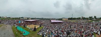 डूंगरपुर . परम्परागत वेशभूषा, हाथों में तीर कमान और सिर पर गोफण बांधे एक नहीं हजारों-हजार आदिवासी समुदायजन की मौजूदगी में जिला मुख्यालय पर स्पोट््र्स कॉम्पलेक्स परिसर में विश्व आदिवासी दिवस के जिला स्तरीय समारोह हुआ। आदिवासी परिवार के बैनर तले हुए कार्यक्रम में जन सैलाब उमड़ा।