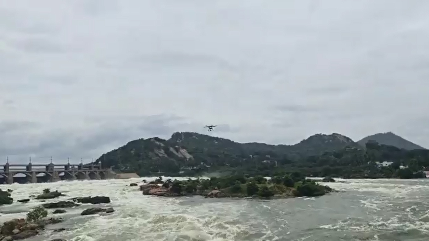 VIDEO: मेटूर बांध के पानी में फंसे श्वान को ड्रोन से खाना खिलाया, बाद में बचाया गया