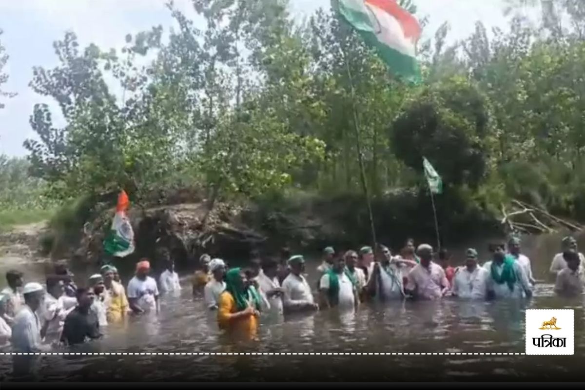 किसानों का ऐसा विरोध प्रदर्शन, पानी में उतरकर किया ध्वजारोहण, हिंडन नदी पर पुल
न‍िर्माण कराने की मांग