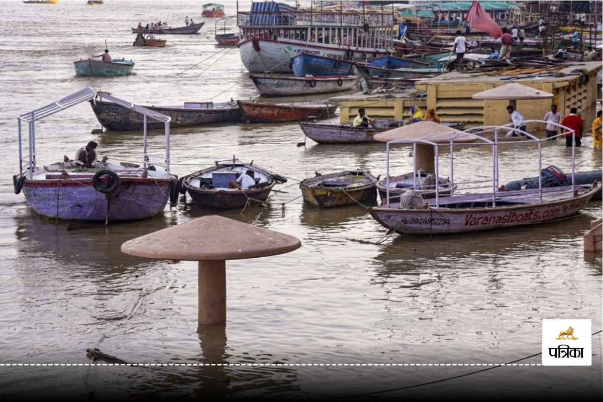 काशी में गंगा ने बदली राह, गलियों तक पहुंची धार, नावों ने शुरू किया गलियों में
सफर