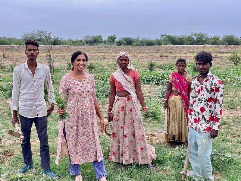अपने फार्म हाउस पर ग्रामीणों के साथ हंसा न्याति