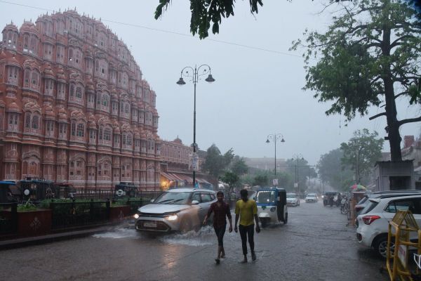 बारिश के दौरान हवा महल बाजार से गुजरते वाहन