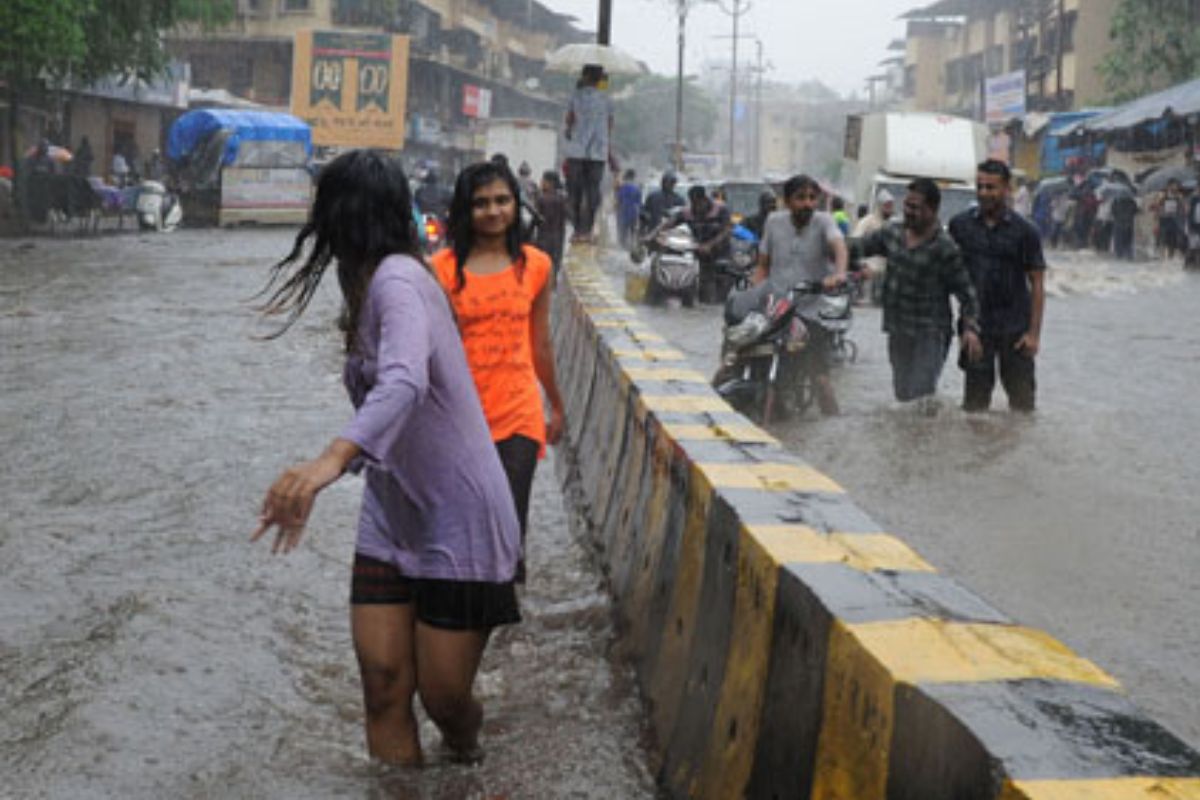 Heavy Rains: उत्तराखंड में ‘जलप्रलय’ के बीच 16 लोग लापता, यूपी के 18 जिलों में
भारी बारिश के साथ गिरेगी बिजली