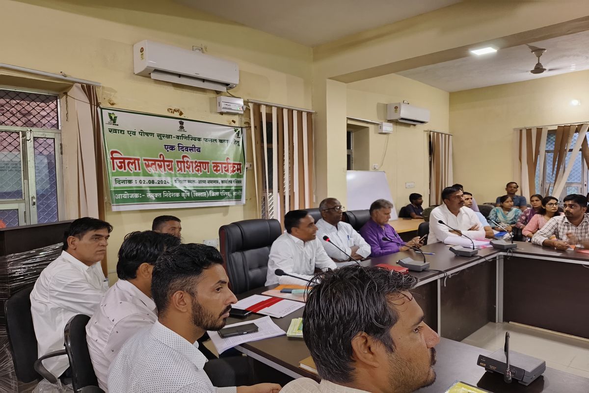 VIDEO…कपास फसल में कीट एवं रोग प्रबंधन की किसानों को दी जानकारी