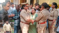 तुम अगर मुंह खोलोगे तो तुम्हारी भी जान जाएगी…सुल्तानपुर में एक्सईएन की हत्या,
ड्राइवर ने बताई आपबीती - image