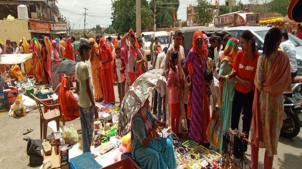 जैसलमेर में श्रावण के चौथे सोमवार को मेले में उमड़े श्रद्धालु ।
