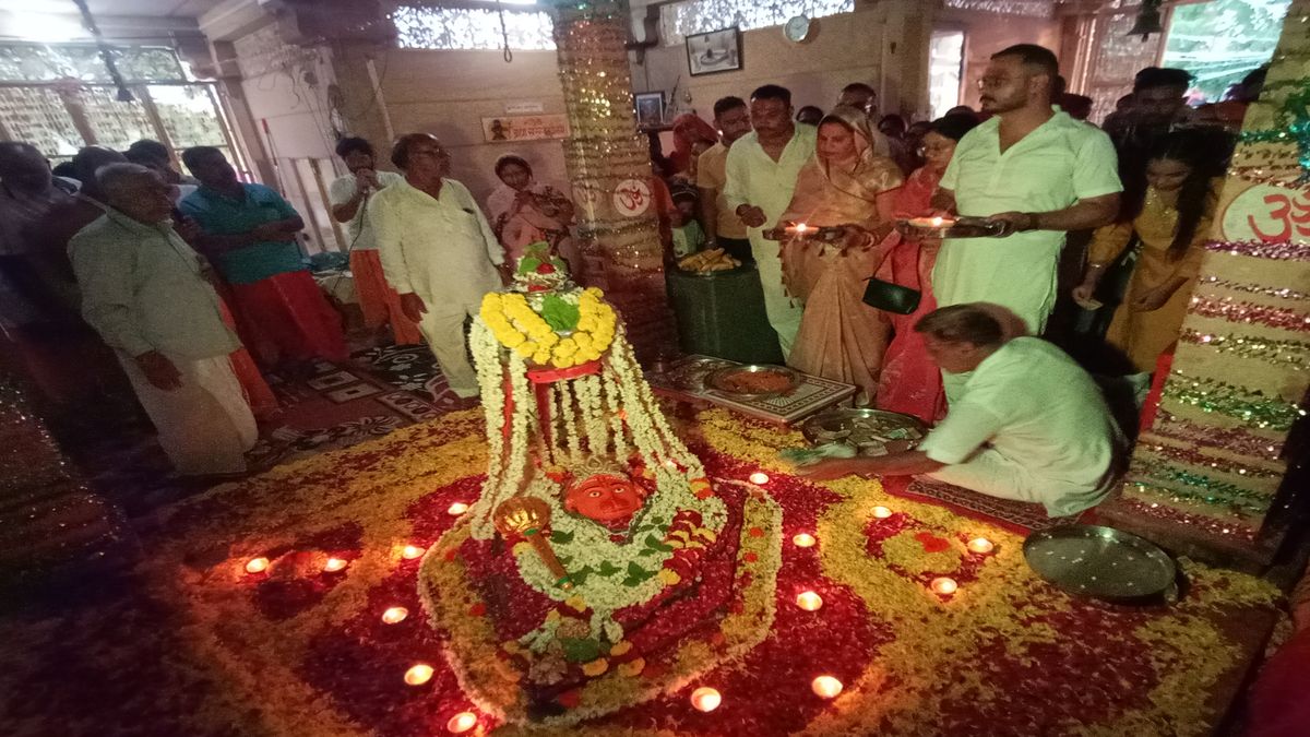 Photo Gallery: जैसलमेर में श्रावण के चौथे सोमवार को उमड़े श्रद्धालु,  जयकारों से
गूंज उठे शिवालय