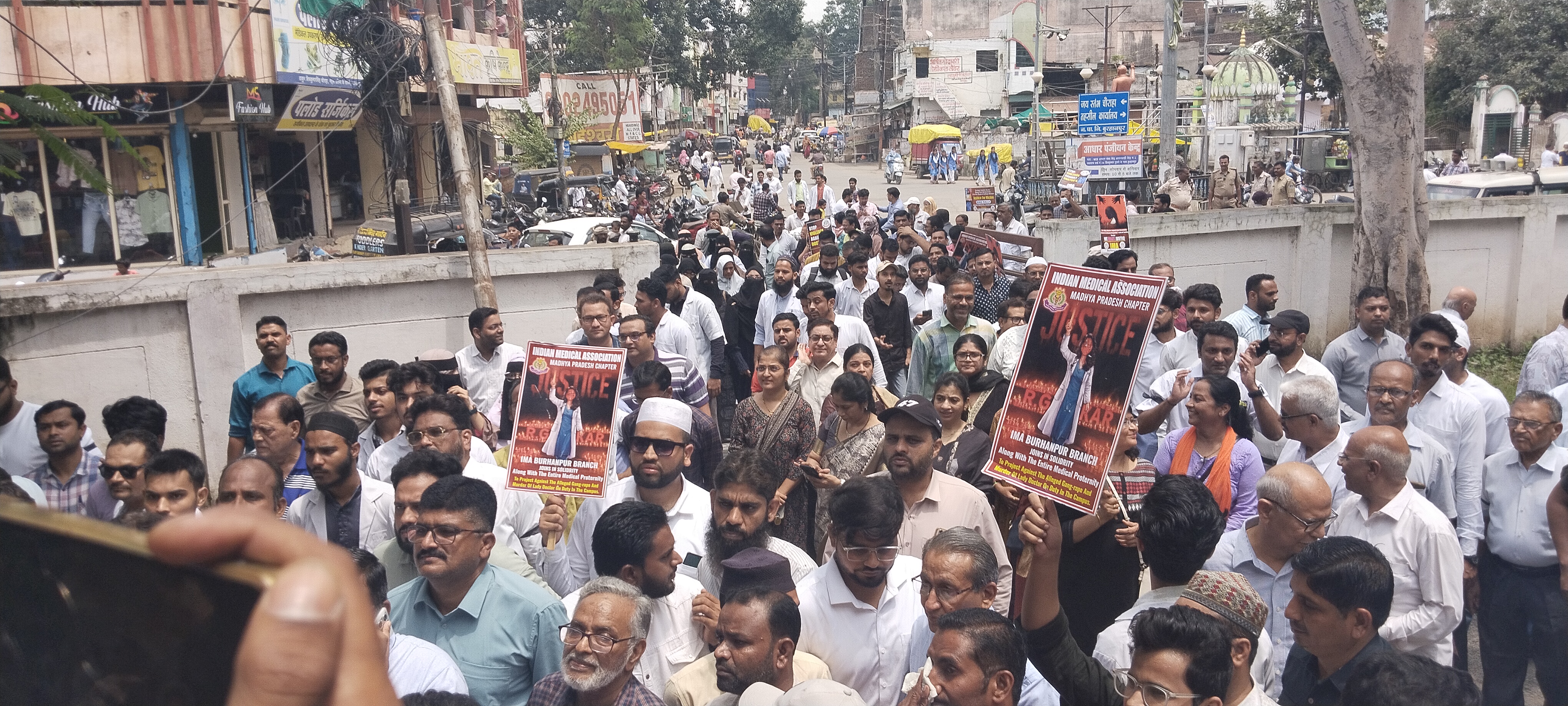 डॉक्टर रेप,हत्याकांड के विरोध में बुरहानपुर की सडक़ों पर उतरे डॉक्टर्स