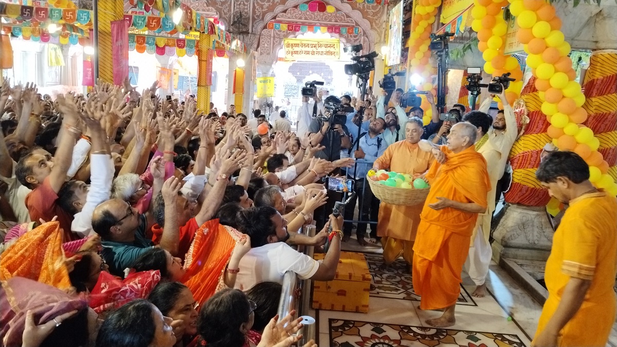 Nandotsav 2024 : गोविंद के दरबार में ‘खुशियों’ की उछाल…झोली बिछाए नजर आए भक्त, देखें वीडियो